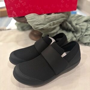 Alegria Dasher Slip-On Sneakers • Black Out • Size 6-6.5 (EU 36)